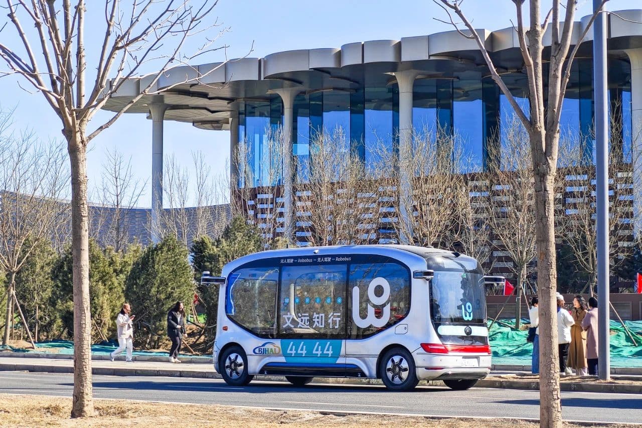 文远小巴在京运营： 北京试点开通三大文化建筑自动驾驶接驳服务